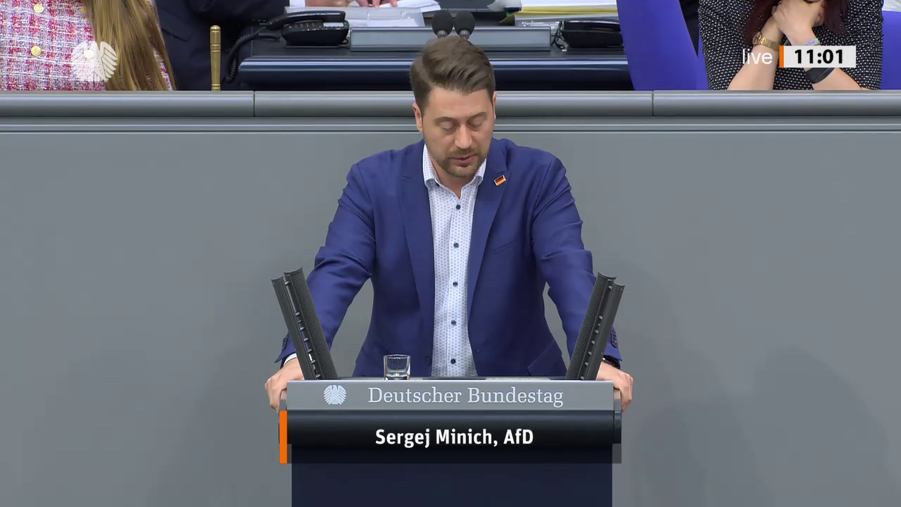 Sergej Minich bei einer Bundestagsrede · Standbild vom 2026-09-11