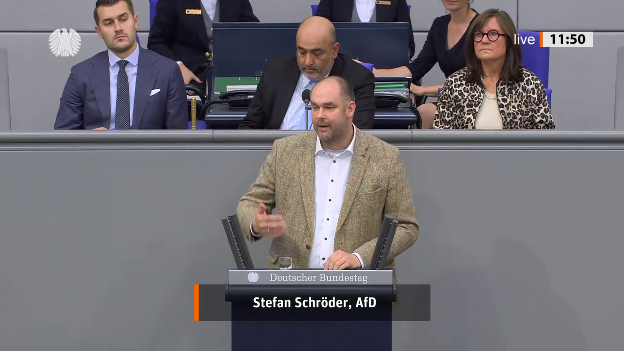 Stefan Schröder bei einer Bundestagsrede · Standbild vom 2026-09-11