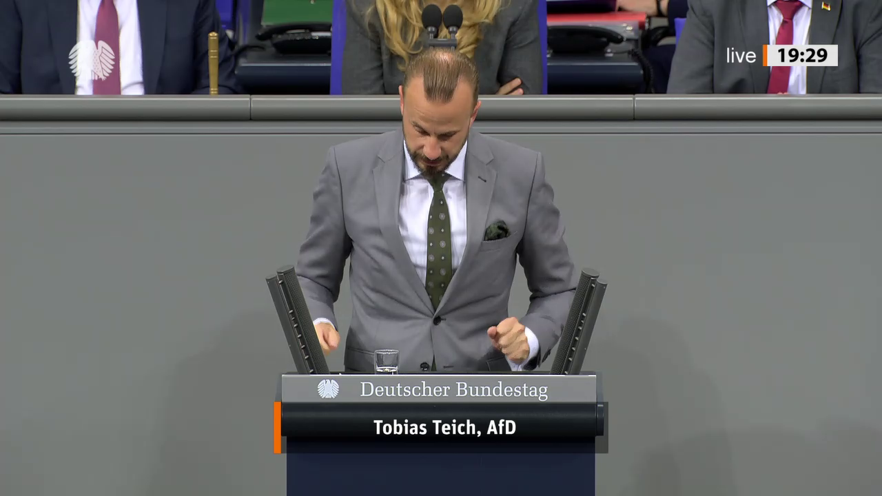 Tobias Teich bei einer Bundestagsrede · Standbild vom 2026-10-07