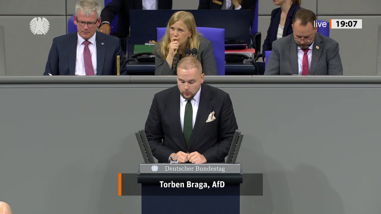 Torben Braga bei einer Bundestagsrede · Standbild vom 2026-10-07