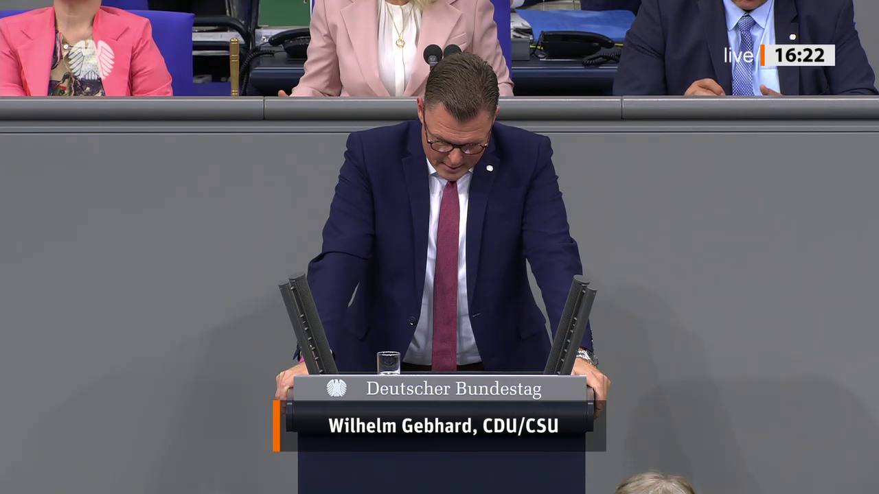 Wilhelm Gebhard bei einer Bundestagsrede · Standbild vom 2026-10-08